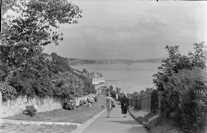 Framed Print : Strolling Along Shanklin Cliff Walk Framed Print : Strolling Along Shanklin Cliff Walk
