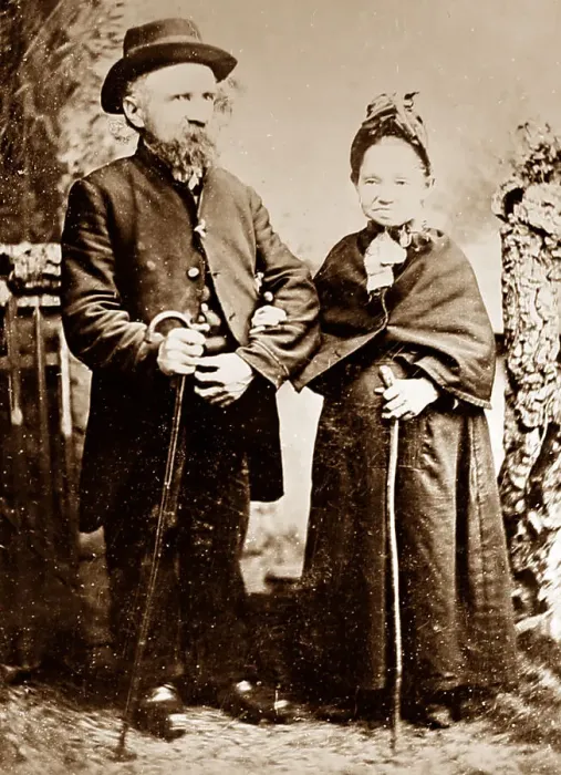 Framed Print : Studio portrait of married midget couple, early 1900s Framed Print : Studio portrait of married midget couple, early 1900s