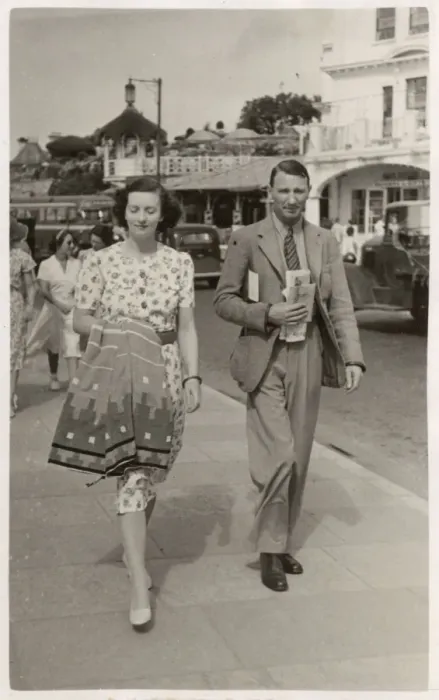 Framed Print : Stylish couple on holiday in Paignton walk along seafront