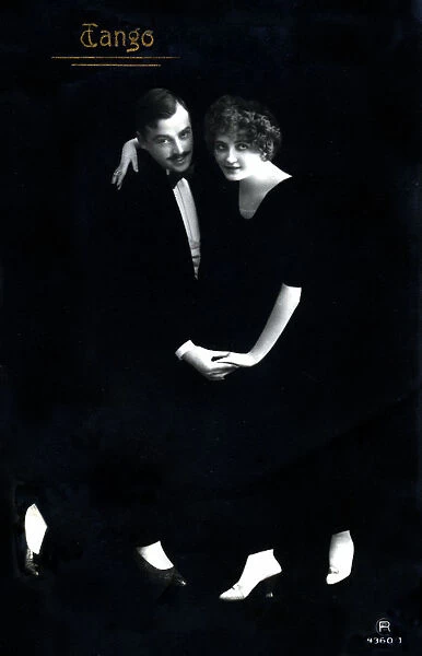 A stylish finely-dressed German couple dancing the Tango. Date: circa 1914