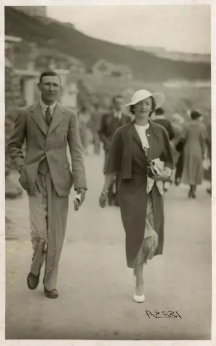 Framed Print : Stylish holiday couple in Scarborough walk along the beach Framed Print : Stylish holiday couple in Scarborough walk along the beach