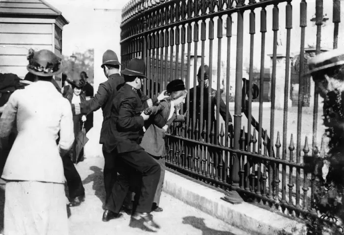 Framed Print : SUFFRAGETTE AT BUCKINGHAM PALACE Framed Print : SUFFRAGETTE AT BUCKINGHAM PALACE