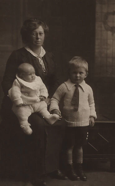 Suffragette Elsa Gye and Children