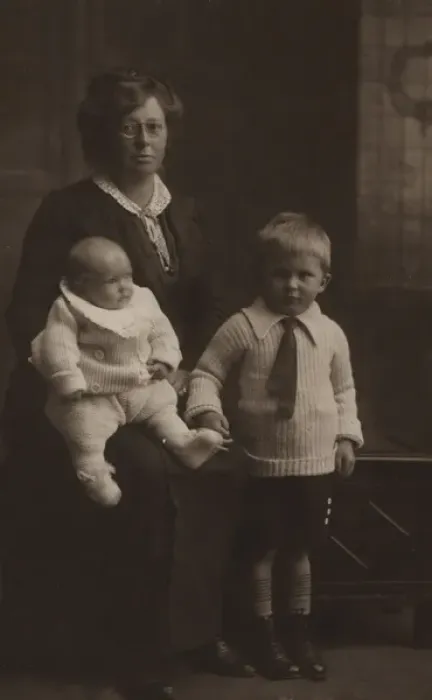 Framed Print : Suffragette Elsa Gye and Children Framed Print : Suffragette Elsa Gye and Children