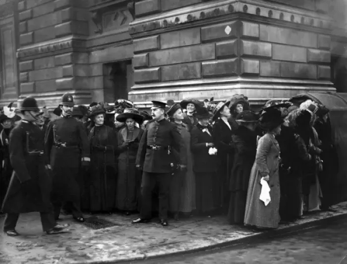 Framed Print : Suffragettes at Downing Street, London Framed Print : Suffragettes at Downing Street, London