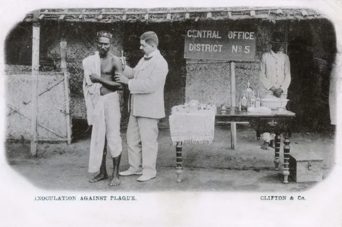 Framed Print : Sultanpur, India - Inoculation against Plague