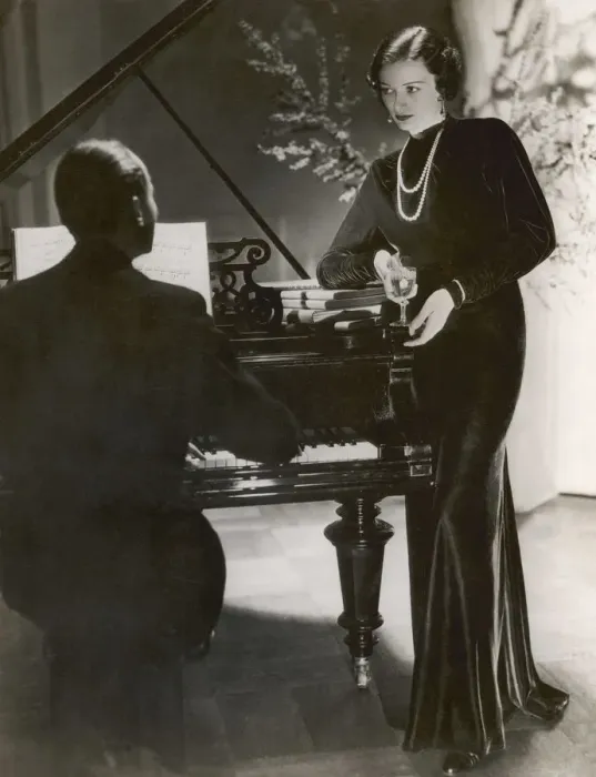 Framed Print : SULTRY PIANO PLAYING Framed Print : SULTRY PIANO PLAYING