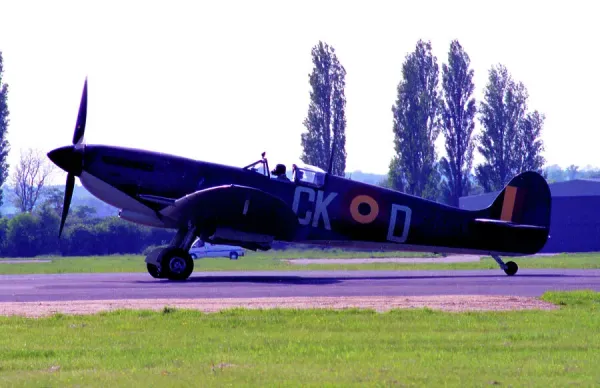 RAF Supermarine Spitfire MkIXB G-ASJV MH434 ZD-B In The Markings Of 222 - Foto 9