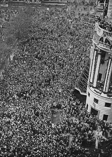 Surging crowds in Trafalgar Square, 1937 Coronation