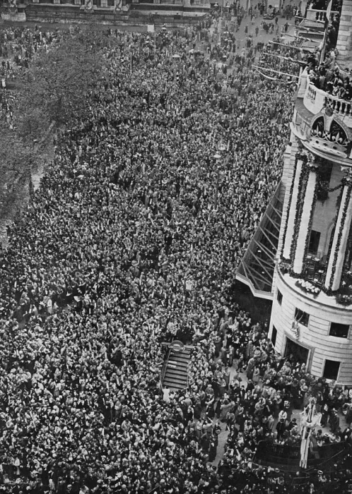 Framed Print : Surging crowds in Trafalgar Square, 1937 Coronation Framed Print : Surging crowds in Trafalgar Square, 1937 Coronation