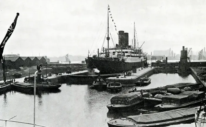 Framed Print : Surrey Commercial Docks on the River Thames, London Framed Print : Surrey Commercial Docks on the River Thames, London