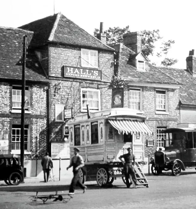 Framed Print : Swan Hotel, Thame Framed Print : Swan Hotel, Thame