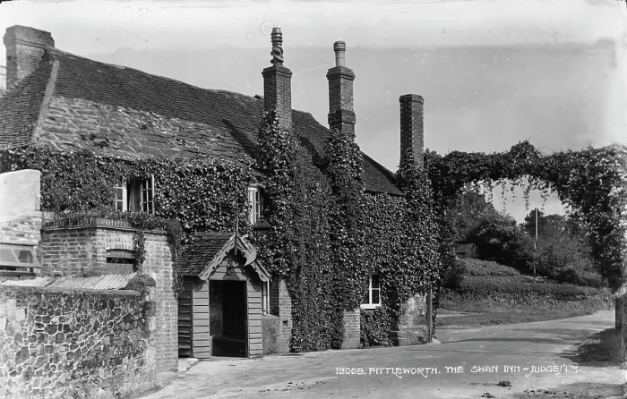 Framed Print : The Swan Inn, Fittleworth Framed Print : The Swan Inn, Fittleworth