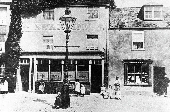 Framed Print : Swan Inn, Wyke Regis, early 1900s Framed Print : Swan Inn, Wyke Regis, early 1900s