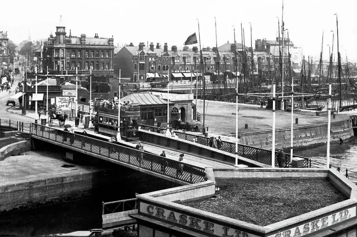 Framed Print : Swing Bridge, Lowestof early 1900's Framed Print : Swing Bridge, Lowestof early 1900's