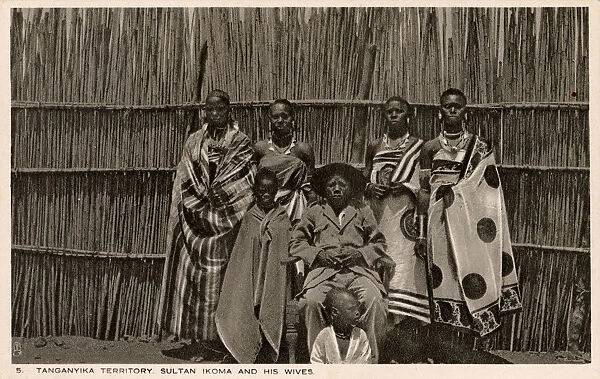 Tanzania - Sultan Ikoma and his wives - house stockade