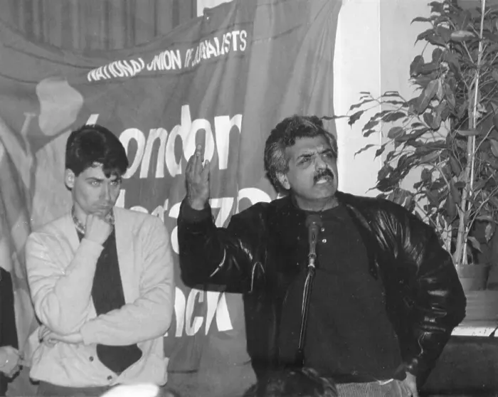 Framed Print : Tariq Ali speaking under an NUJ banner Framed Print : Tariq Ali speaking under an NUJ banner