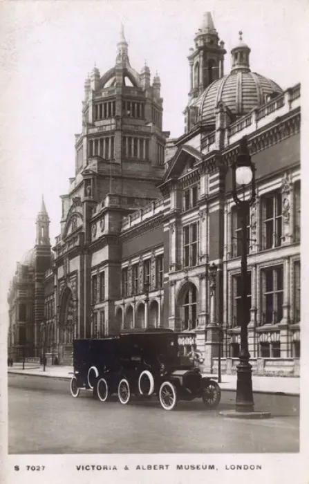 Framed Print : Taxis outside Victoria & Albert Museum, Kensington, London Framed Print : Taxis outside Victoria & Albert Museum, Kensington, London