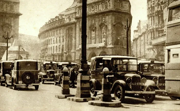 Framed Print : Taxis at Piccadilly Circus, London Framed Print : Taxis at Piccadilly Circus, London