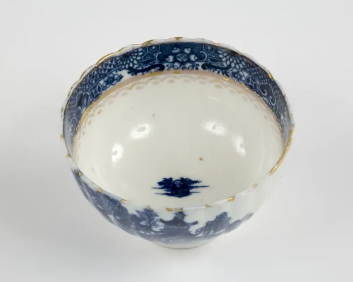 Framed Print : Tea bowl made from porcelain, transfer-printed in underglaze blue with Framed Print : Tea bowl made from porcelain, transfer-printed in underglaze blue with