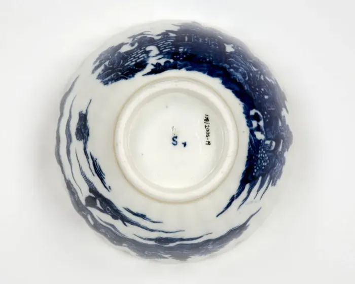 Framed Print : Tea bowl made from porcelain, transfer-printed in underglaze blue with Framed Print : Tea bowl made from porcelain, transfer-printed in underglaze blue with