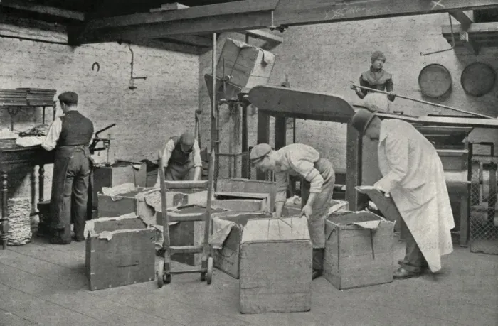 Framed Print : Tea merchants cutting and mixing machine, London Framed Print : Tea merchants cutting and mixing machine, London