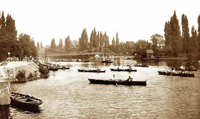 Framed Print : Teddington Lock, early 1900s Framed Print : Teddington Lock, early 1900s