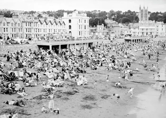 Framed Print : Teignmouth beach, Devon in the 1950s Framed Print : Teignmouth beach, Devon in the 1950s