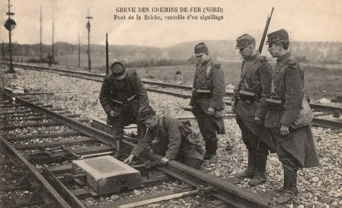 Framed Print : Temporary points maintenance - Army - French strike of 1912