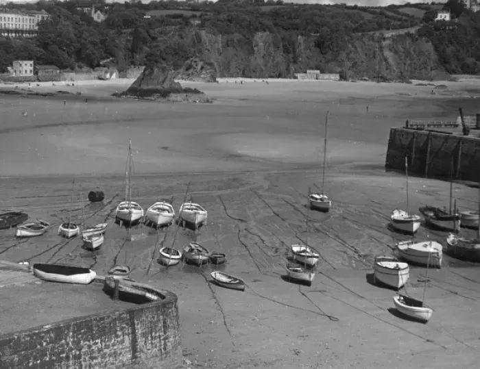 Framed Print : TENBY BAY. Beached boats at Tenby Bay, Pembrokeshire, Wales. Date: 1950s Framed Print : TENBY BAY. Beached boats at Tenby Bay, Pembrokeshire, Wales. Date: 1950s