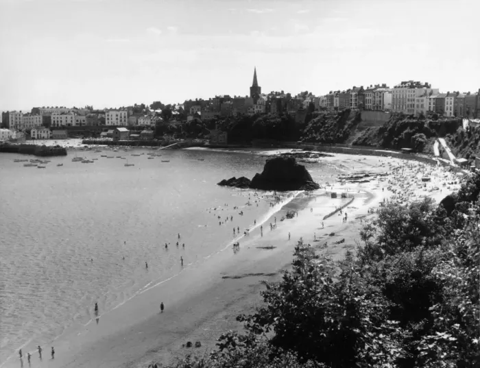 Framed Print : Tenby / Beach 1960 Framed Print : Tenby / Beach 1960