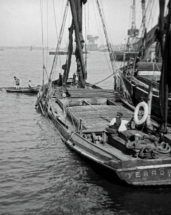 Framed Print : Thames barge Terror, near Woolwich, SE London Framed Print : Thames barge Terror, near Woolwich, SE London