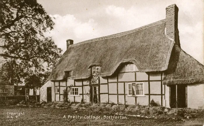 Framed Print : Thatched Cottage, Bretforton, Worcestershire Framed Print : Thatched Cottage, Bretforton, Worcestershire