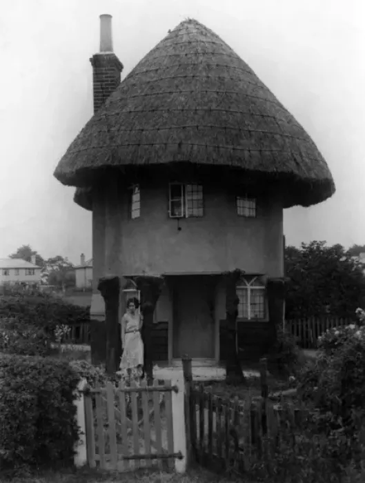 Framed Print : Thatched Cottage, Harlow Framed Print : Thatched Cottage, Harlow