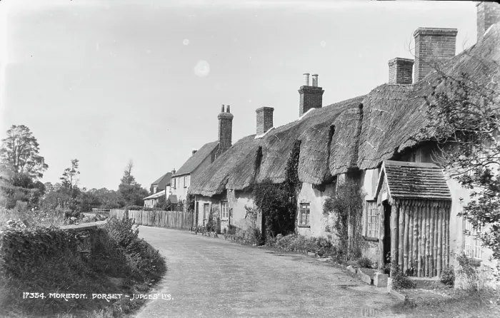 Framed Print : Thatched Cottages in Moreton Framed Print : Thatched Cottages in Moreton