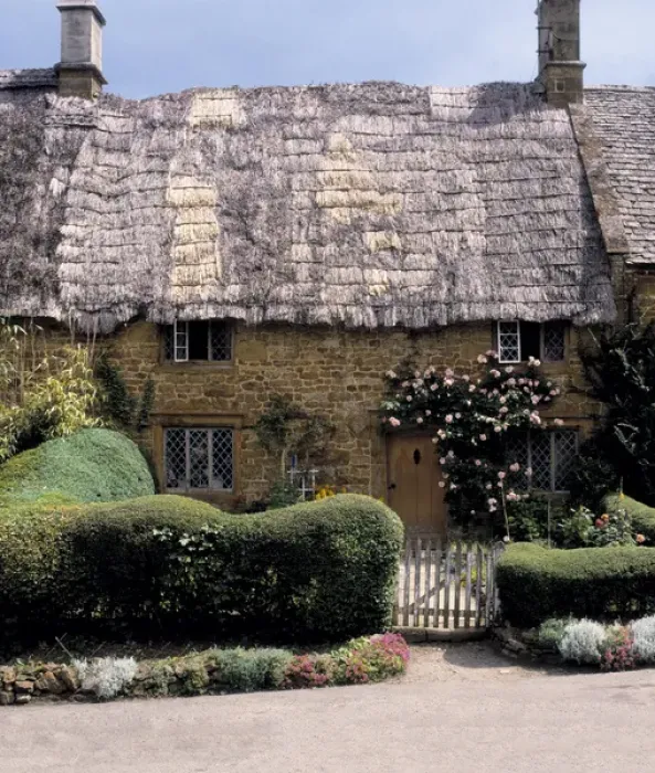Framed Print : Thatched House in Great Tew Framed Print : Thatched House in Great Tew
