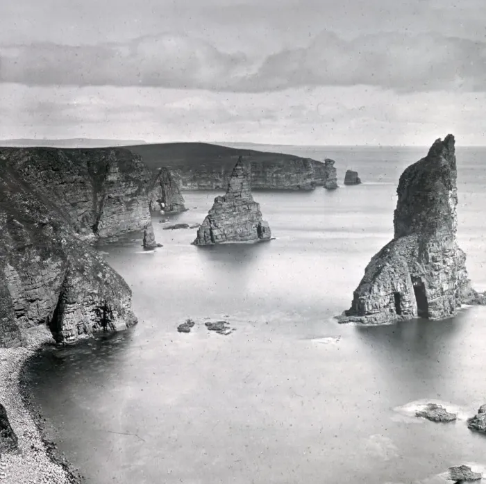 Framed Print : Thirle Door and the Stacks of Duncansby, Scotland Framed Print : Thirle Door and the Stacks of Duncansby, Scotland