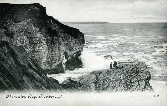 Framed Print : Thornwick Bay - Flamborough, East Riding of Yorkshire. Date: circa 1909 Framed Print : Thornwick Bay - Flamborough, East Riding of Yorkshire. Date: circa 1909