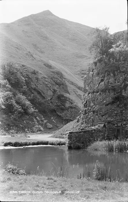 Framed Print : Thorpe Cloud in Dovedale Framed Print : Thorpe Cloud in Dovedale