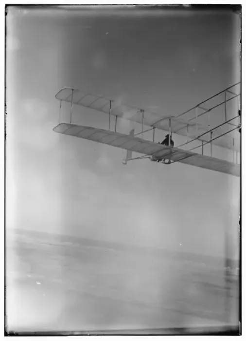 Framed Print : Three-quarter left rear view of glider in flight at Kitty Ha Framed Print : Three-quarter left rear view of glider in flight at Kitty Ha