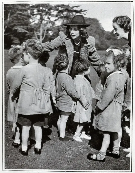 Framed Print : Tilly Losch and child evacuees, Highclere Framed Print : Tilly Losch and child evacuees, Highclere