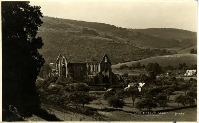 Framed Print : Tintern Abbey, Chepstow, Monmouthshire Framed Print : Tintern Abbey, Chepstow, Monmouthshire