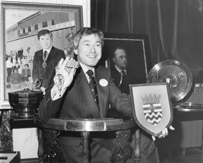 Framed Print : Tony Banks, Labour politician, with his portrait Framed Print : Tony Banks, Labour politician, with his portrait
