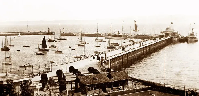 Framed Print : Torquay Pier and Harbour Framed Print : Torquay Pier and Harbour