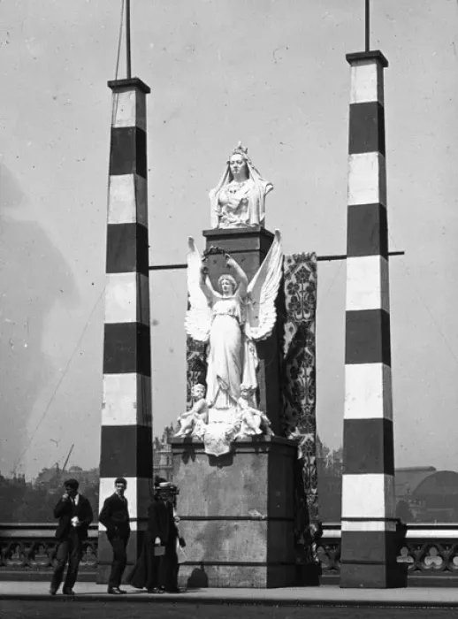 Framed Print : Tour of the Colonies - Queen Victoria Westminster Bridge Framed Print : Tour of the Colonies - Queen Victoria Westminster Bridge