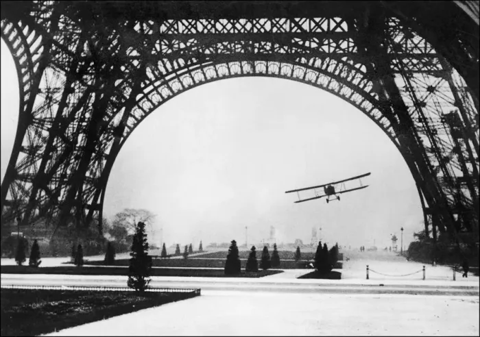 Framed Print : Tour Eiffel Air Crash Framed Print : Tour Eiffel Air Crash