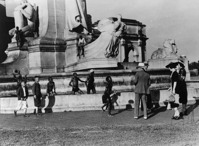 Framed Print : Tourists arriving at Washington, DC Throwing pennies to colo Framed Print : Tourists arriving at Washington, DC Throwing pennies to colo