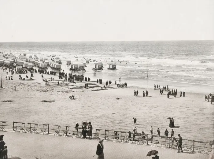 Framed Print : Tourists on the beach at Ostende, Belgium Framed Print : Tourists on the beach at Ostende, Belgium