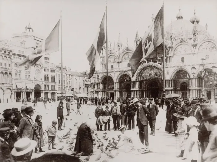 Framed Print : Tourists feeding pigeons in St Marks Square, Venice, Italy Framed Print : Tourists feeding pigeons in St Marks Square, Venice, Italy