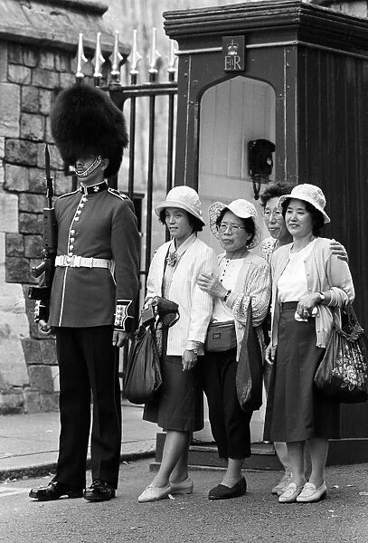 Tourists and guardsman, Windsor